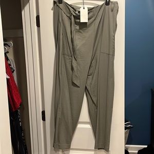 Never worn Nordstrom Leith. Light fabric ankle pants